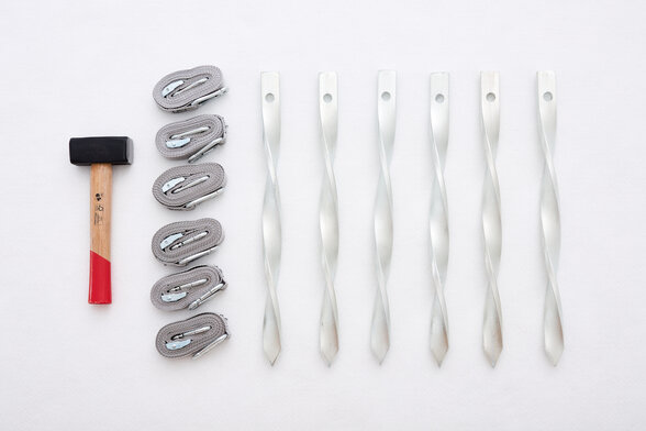 Fastening kit set of 6 consisting of 1 hammer, 6 tension straps and 6 pegs.